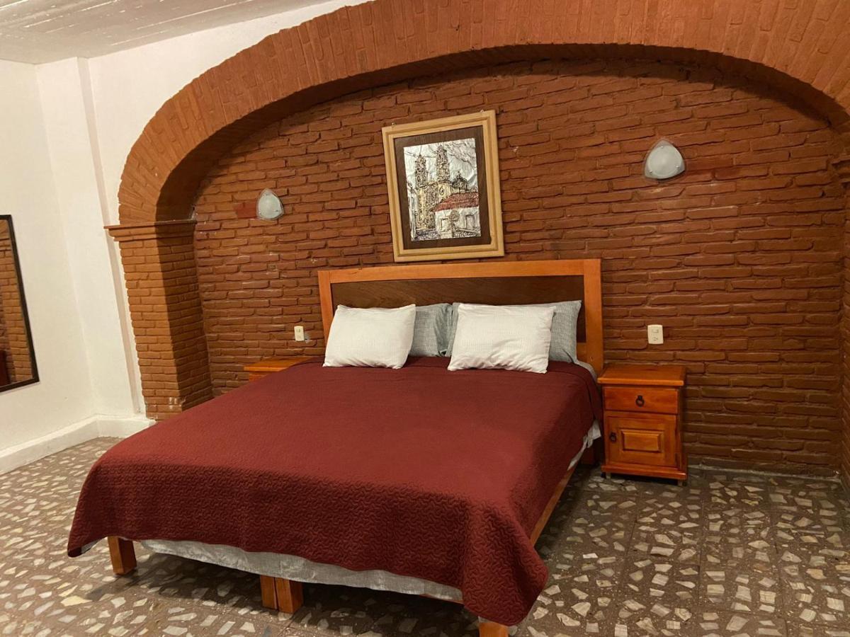 Hotel El Gran Toril Taxco de Alarcon Esterno foto