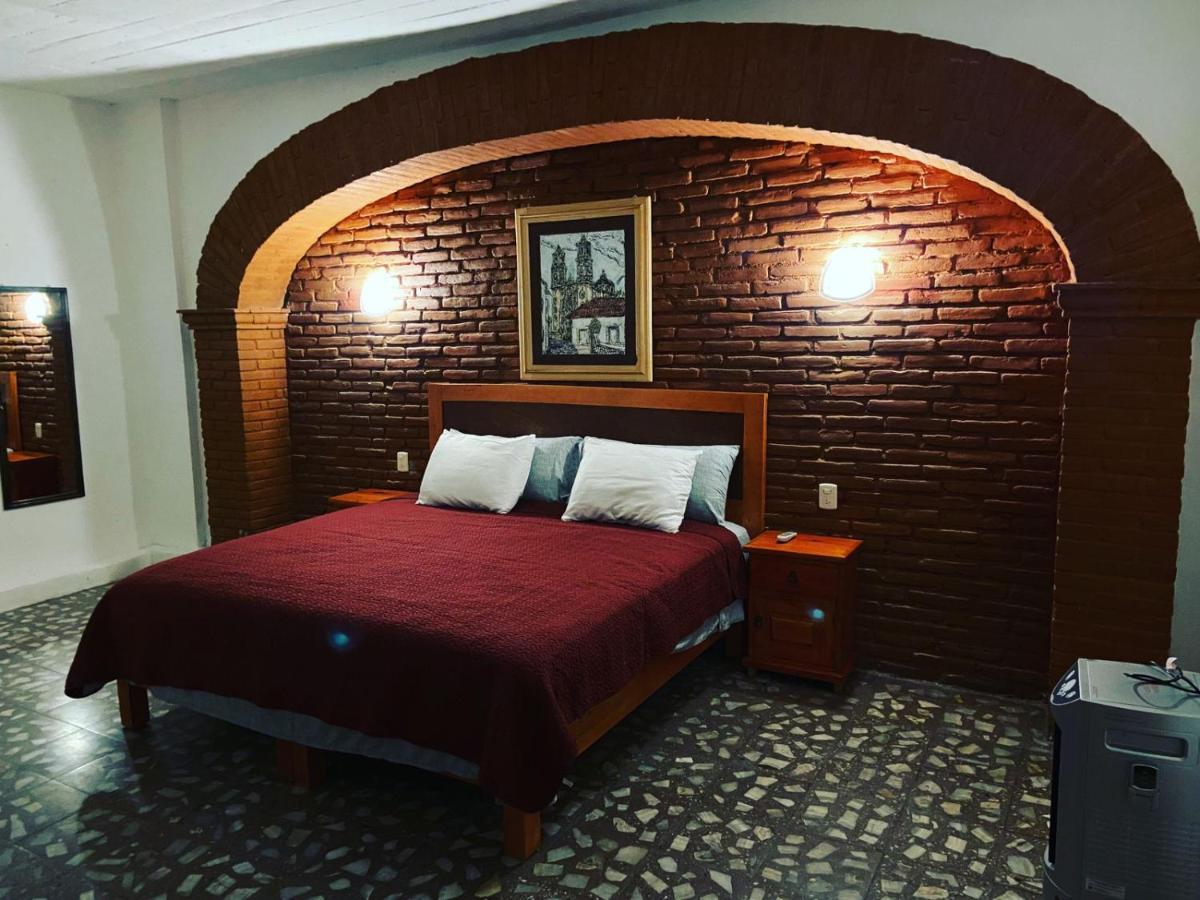 Hotel El Gran Toril Taxco de Alarcon Esterno foto