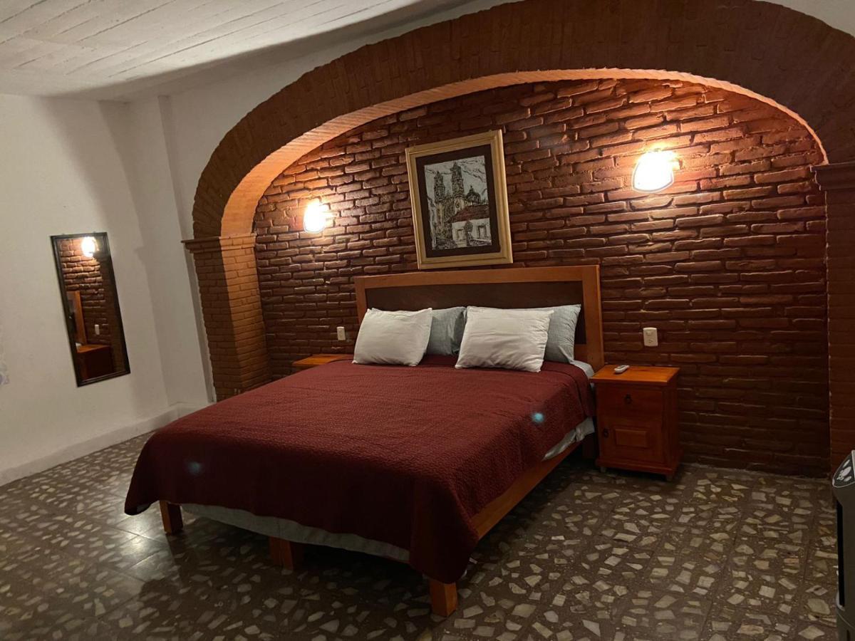 Hotel El Gran Toril Taxco de Alarcon Esterno foto