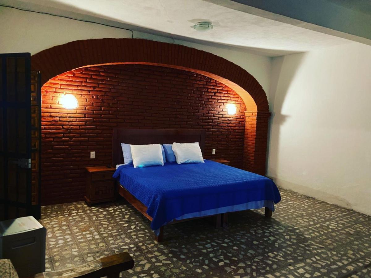 Hotel El Gran Toril Taxco de Alarcon Esterno foto