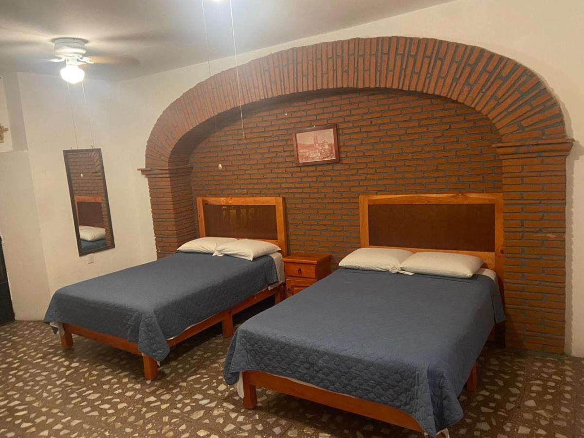 Hotel El Gran Toril Taxco de Alarcon Esterno foto